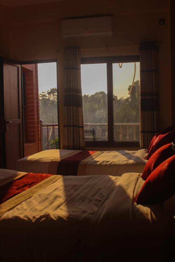 Hotel Flycatcher Chitwan- A Jungle Safari Home Саураха Екстер'єр фото