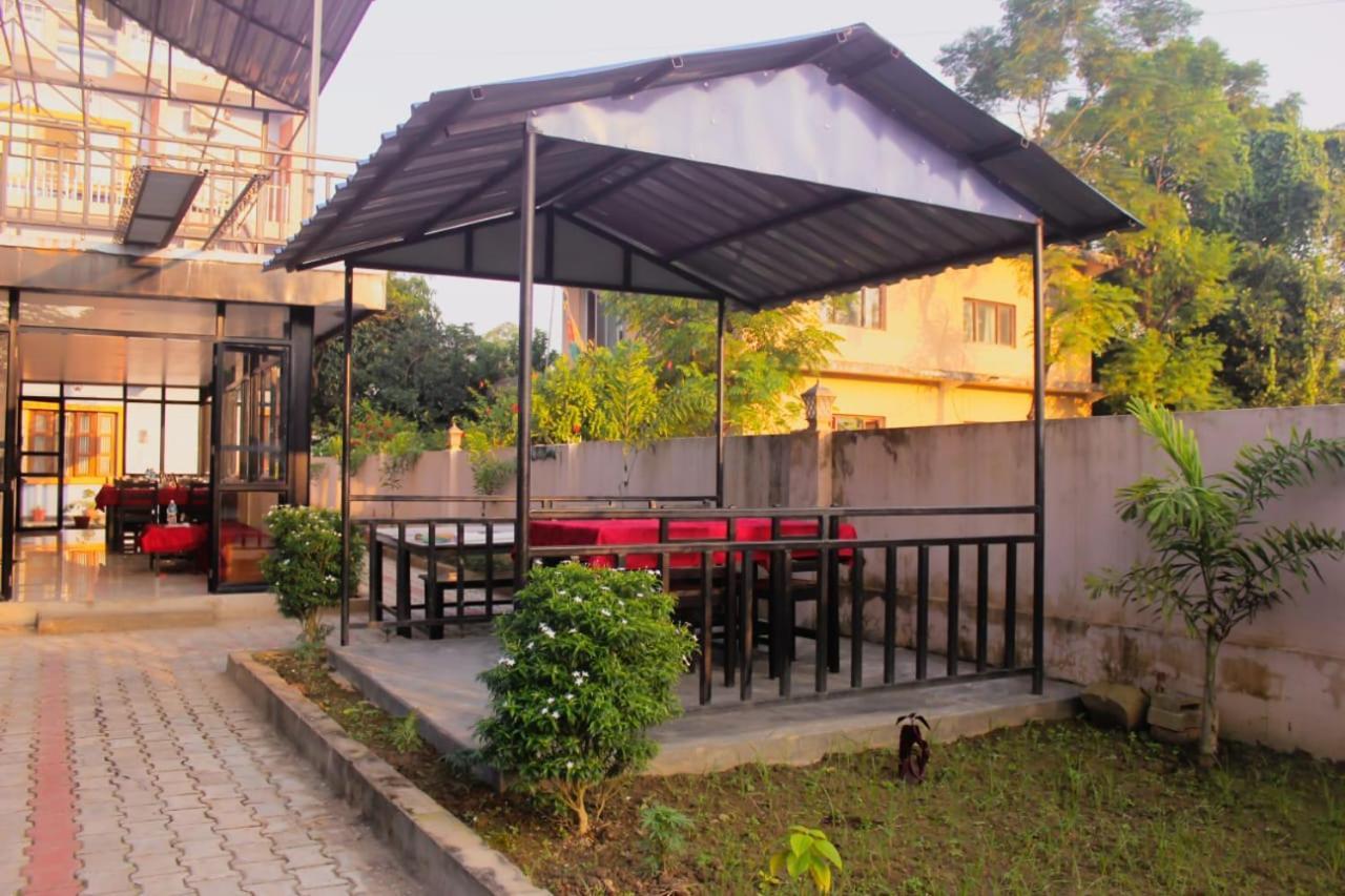 Hotel Flycatcher Chitwan- A Jungle Safari Home Саураха Екстер'єр фото