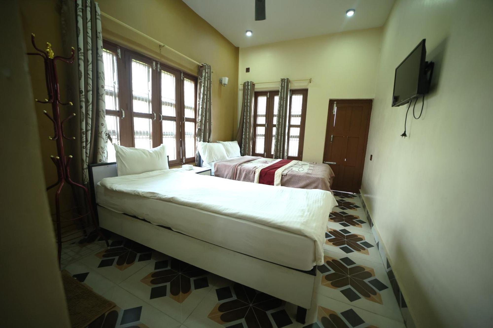 Hotel Flycatcher Chitwan- A Jungle Safari Home Саураха Екстер'єр фото