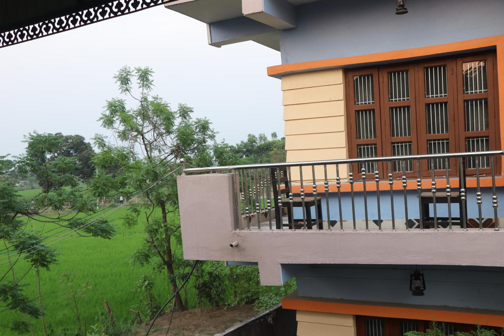 Hotel Flycatcher Chitwan- A Jungle Safari Home Саураха Екстер'єр фото