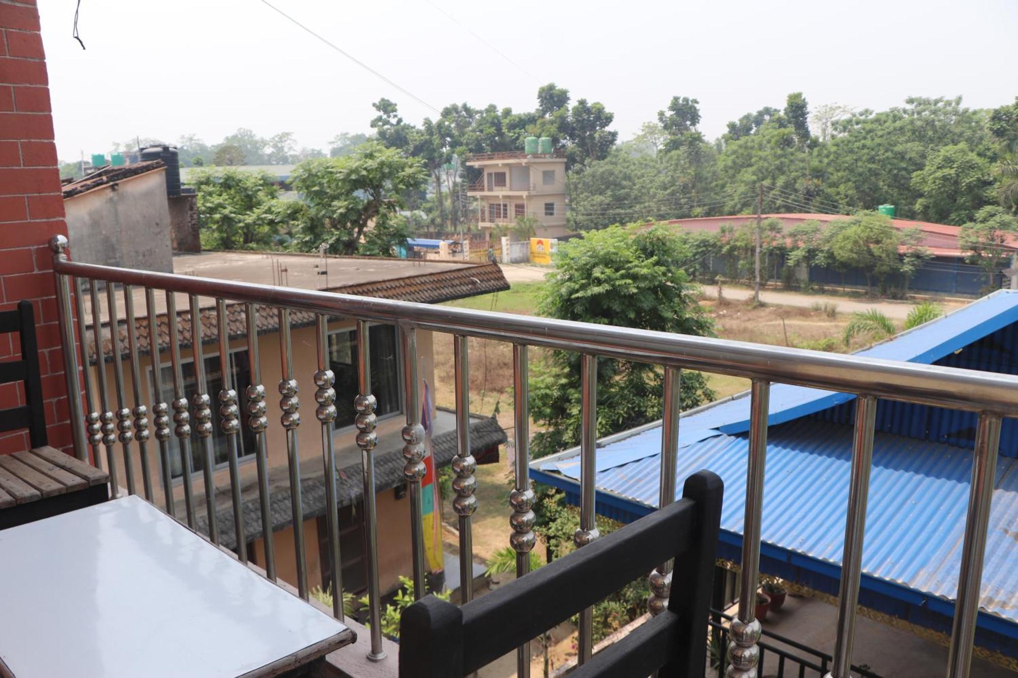 Hotel Flycatcher Chitwan- A Jungle Safari Home Саураха Екстер'єр фото