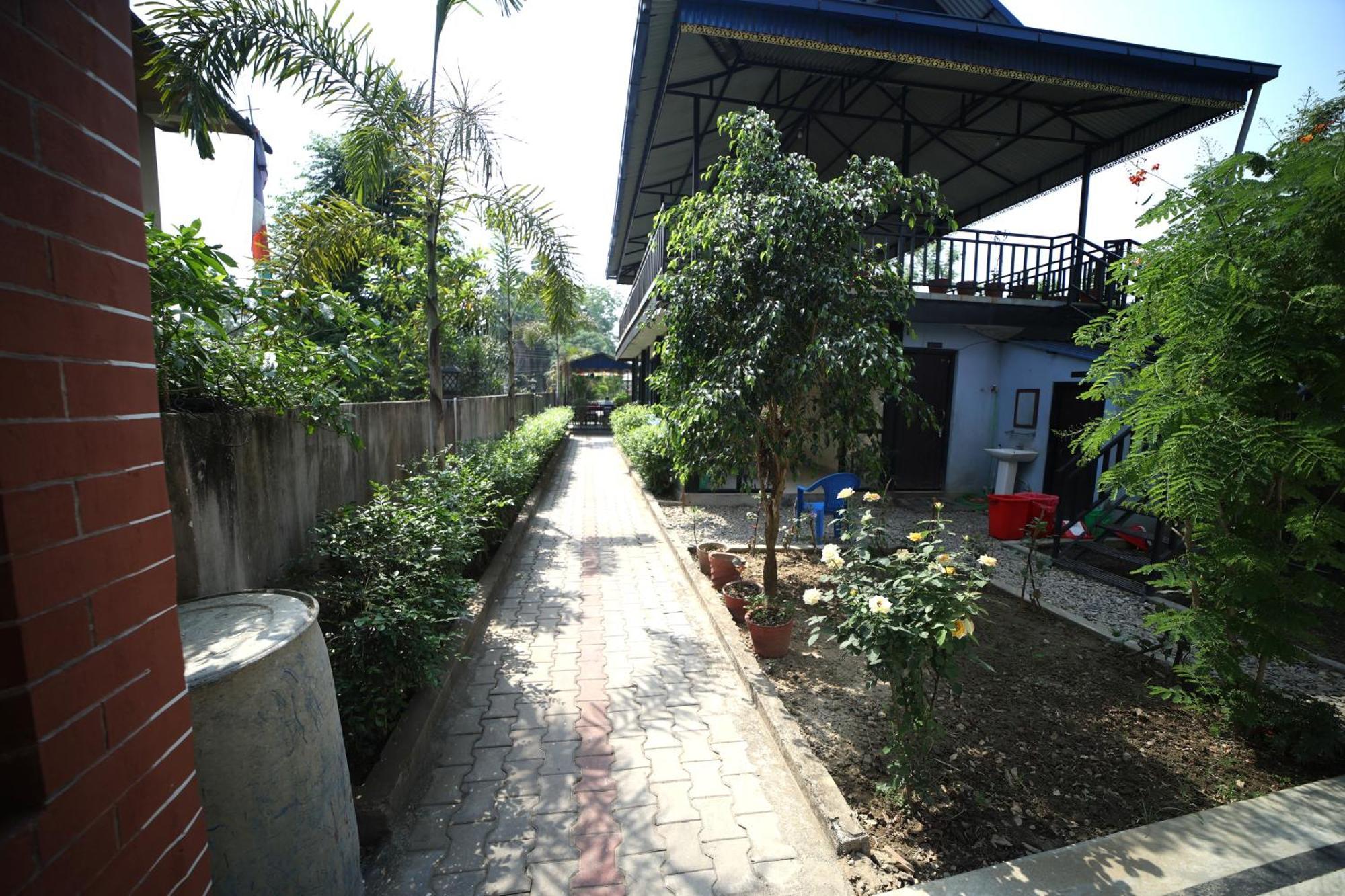 Hotel Flycatcher Chitwan- A Jungle Safari Home Саураха Екстер'єр фото