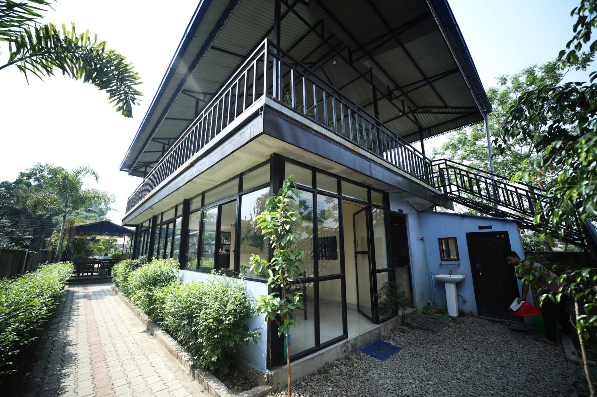Hotel Flycatcher Chitwan- A Jungle Safari Home Саураха Екстер'єр фото