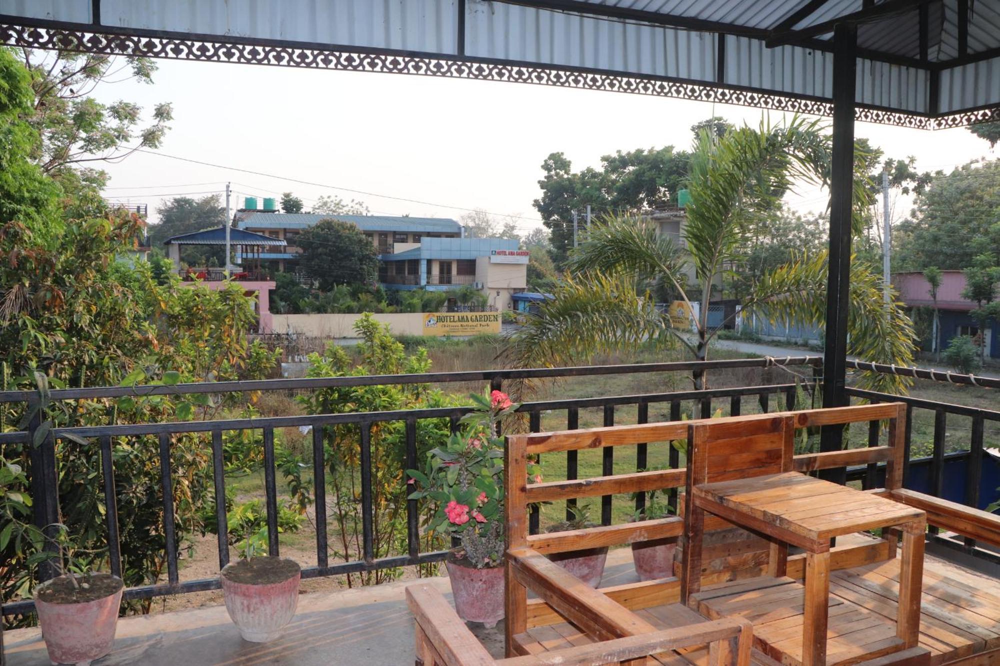 Hotel Flycatcher Chitwan- A Jungle Safari Home Саураха Екстер'єр фото