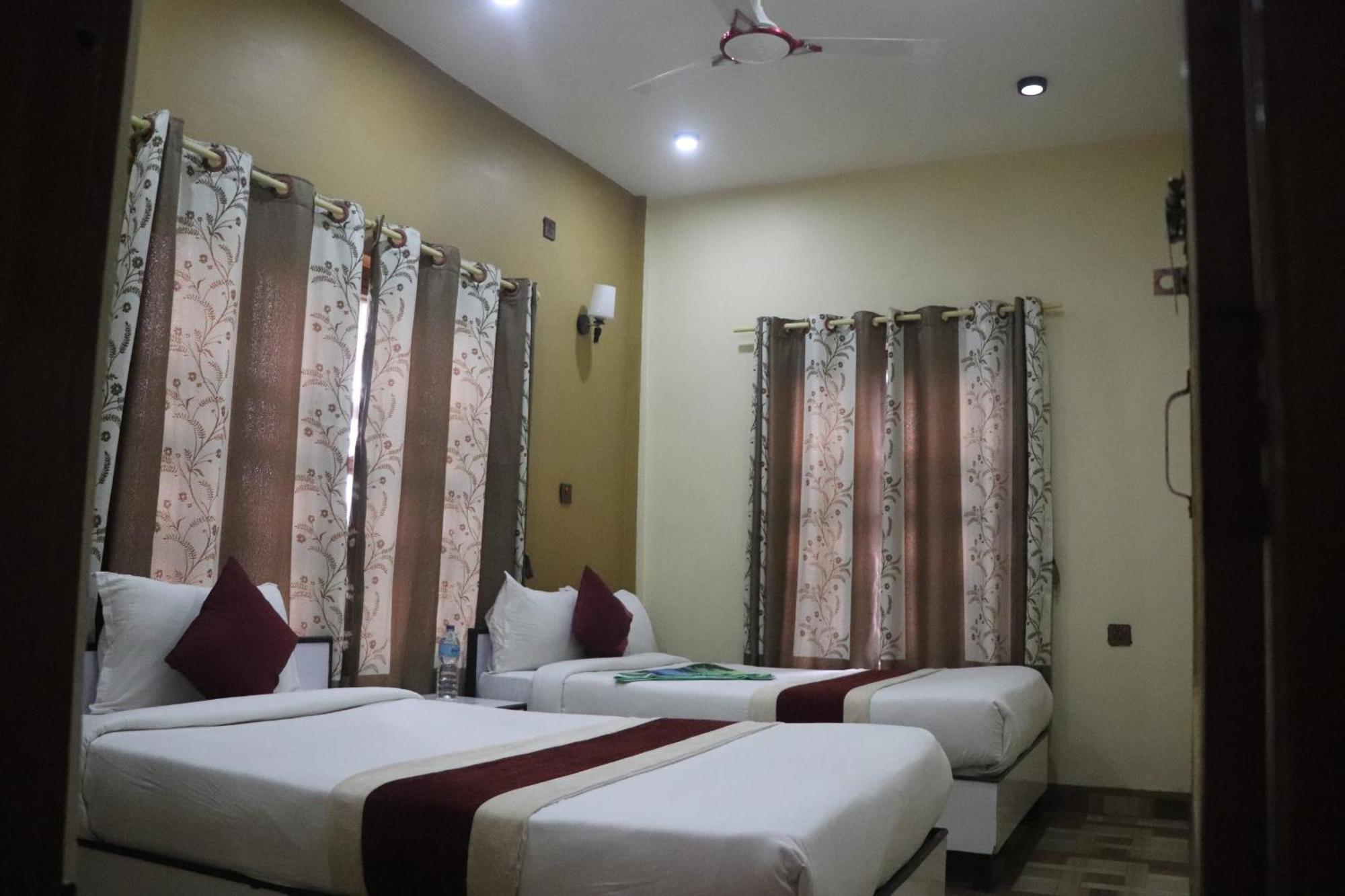 Hotel Flycatcher Chitwan- A Jungle Safari Home Саураха Екстер'єр фото