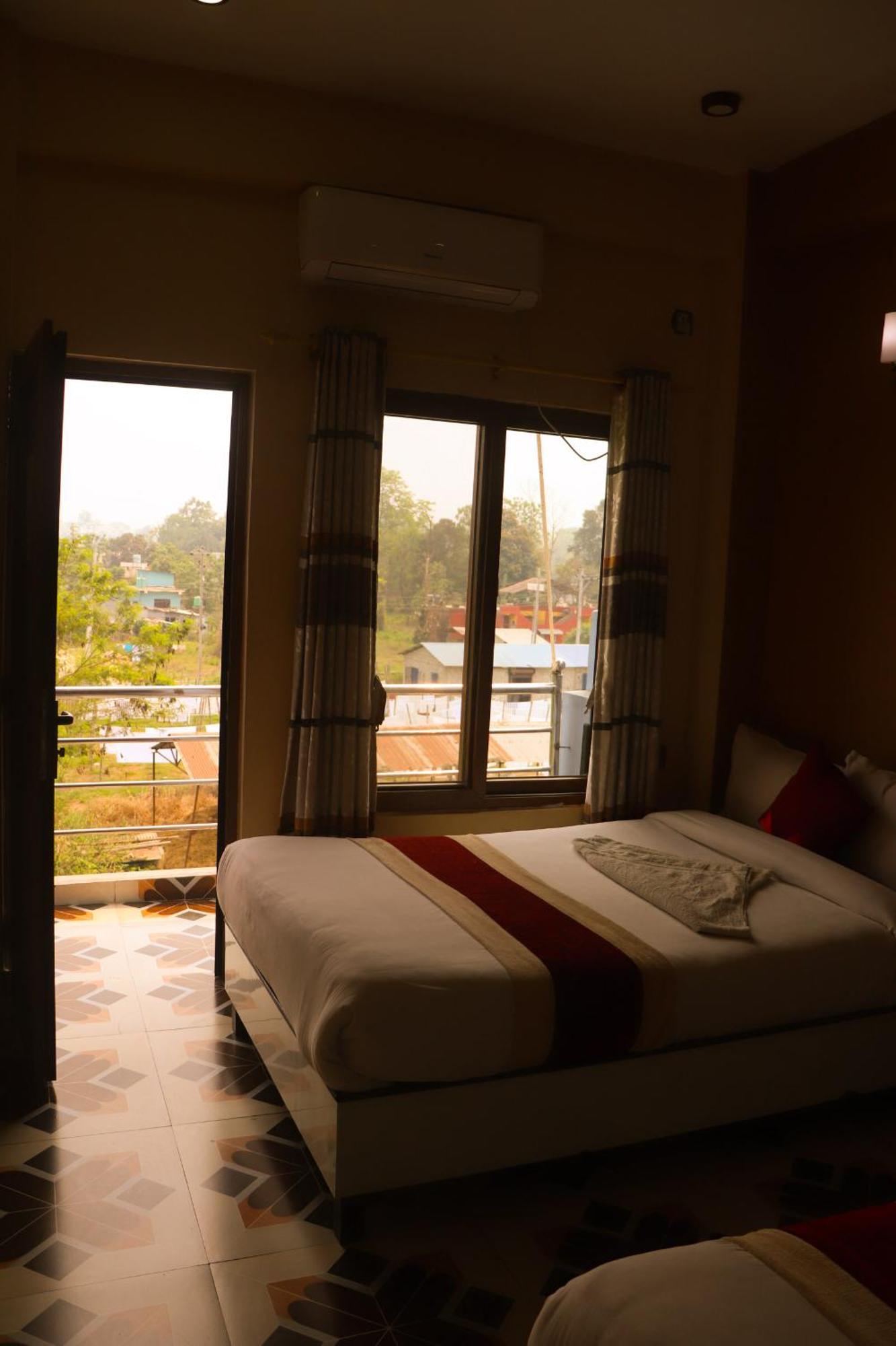 Hotel Flycatcher Chitwan- A Jungle Safari Home Саураха Екстер'єр фото